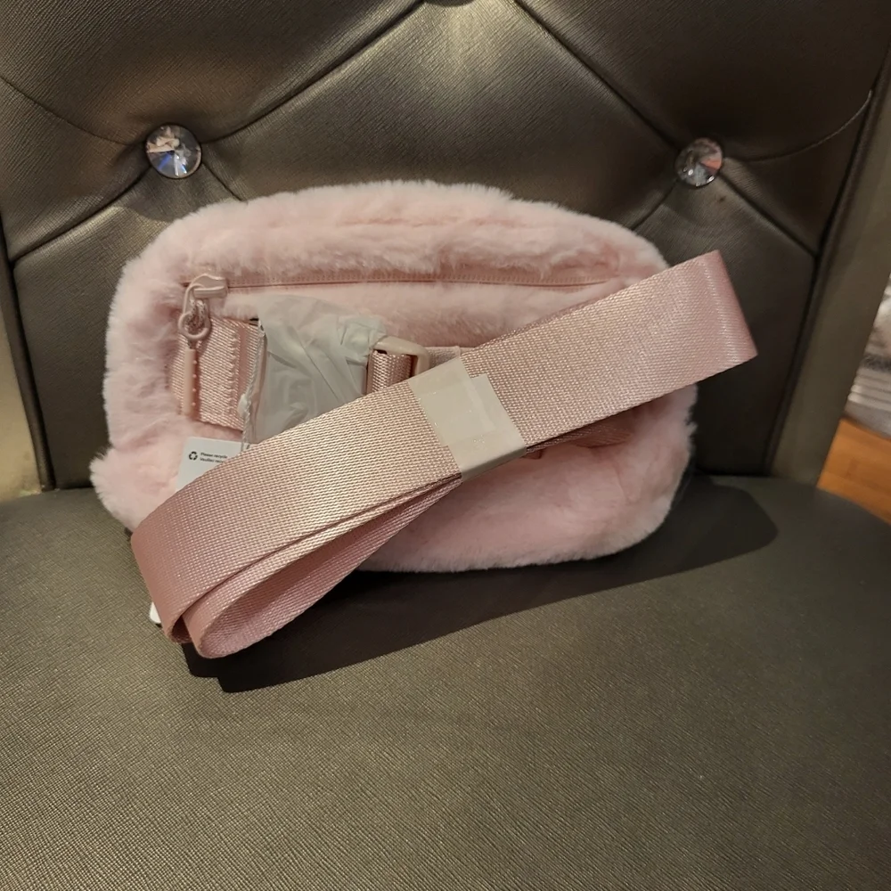 Lululemon Everywhere Belt Bag Plush Strawberry Milkshake - Picture 8 of 12